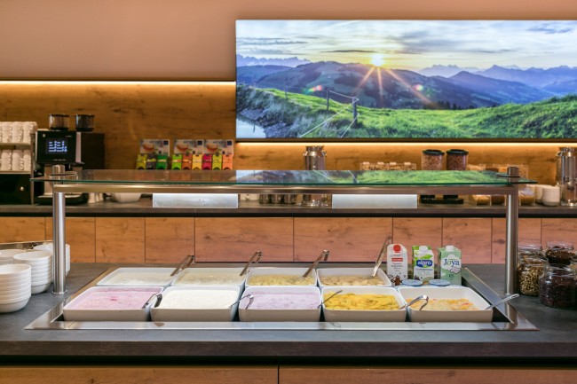 Joghurt und süßes Obst am Buffet